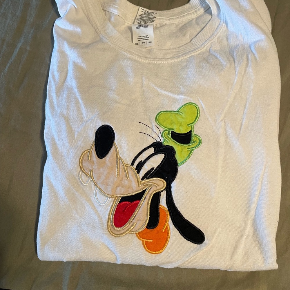 Gildan woman’s Goofy T-shirt.